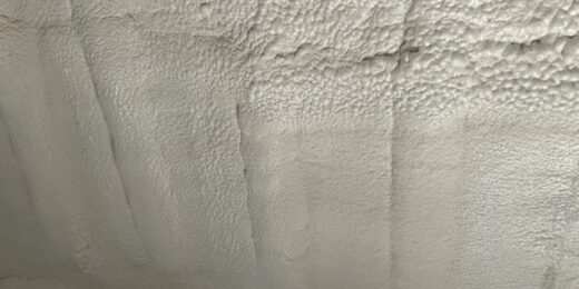 Gros plan d'un mur blanc texturé avec flocage incendie.