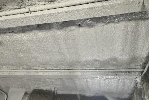 Isolation en mousse pulvérisée sur le plafond et les poutres.