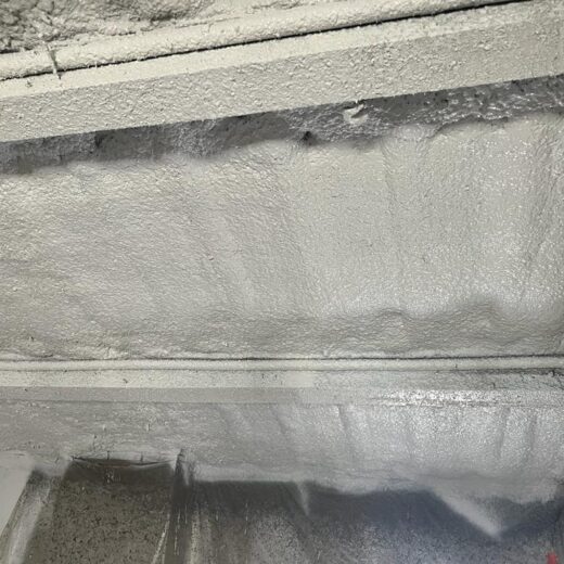 Isolation en mousse pulvérisée sur le plafond et les poutres.