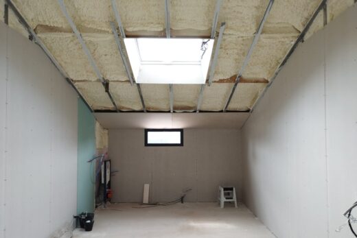 Salle en rénovation avec lumière naturelle.
