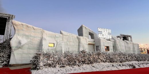 Musée des Glaces : extérieur glacé, tapis rouge.