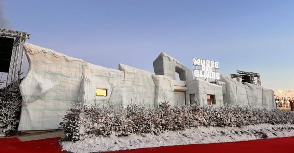 Musée des Glaces : extérieur glacé, tapis rouge.