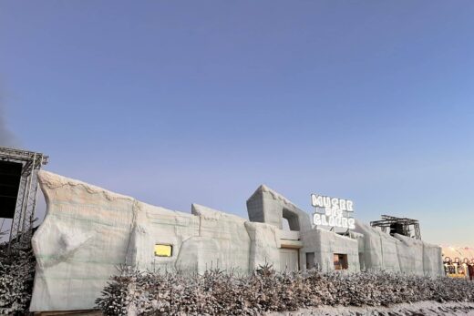 Musée Des Glaces" avec tapis rouge et neige.