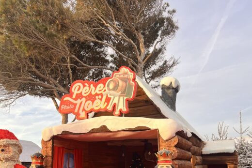 Cabane décorée de Noël : Père Noël, sapin, cadeaux.