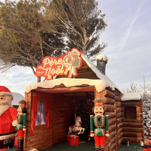 Cabane décorée de Noël : Père Noël, sapin, cadeaux.