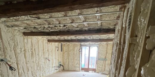 Chantier à Perpignan : mousse d'isolation, câbles apparents.