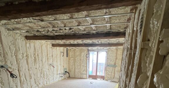 Chantier à Perpignan : mousse d'isolation, câbles apparents.