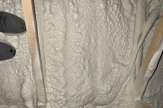 Zoom sur un plafond isolé, pieds visibles.