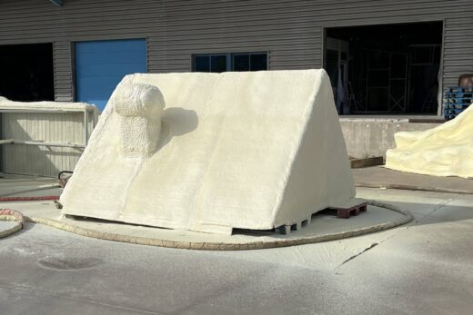 Une structure triangulaire avec une isolation en mousse blanche.
