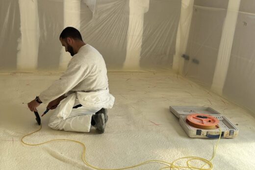 Technicien installe des câbles dans la pièce protégée.