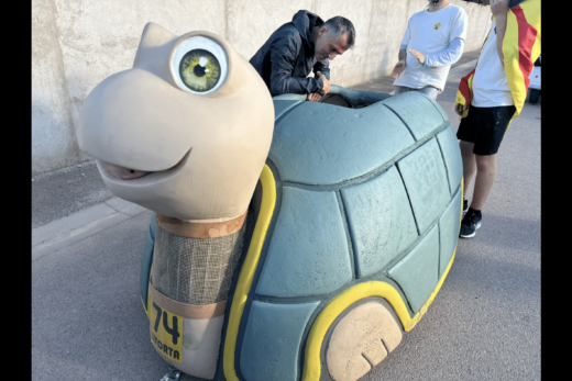 Un homme regarde à l’intérieur d’un véhicule en forme de tortue.