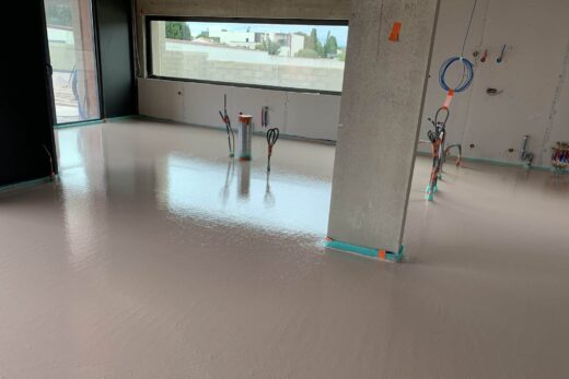 Nouveau sol en béton lisse, canalisations apparentes, sorties.