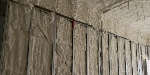 A Perpignan, mur en construction avec mousse polyuréthane pour une isolation optimale.