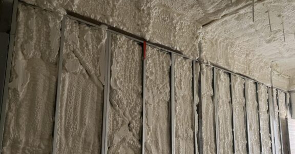 A Perpignan, mur en construction avec mousse polyuréthane pour une isolation optimale.