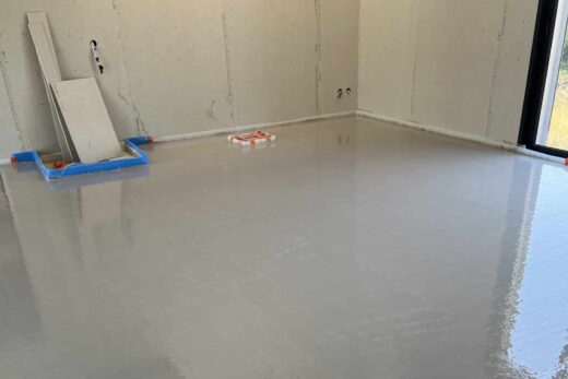Sous-sol en construction, béton frais et fenêtre.