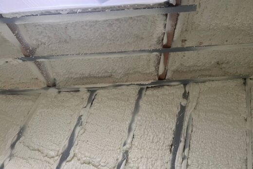 Solives et panneaux de plafond avec mousse expansive.