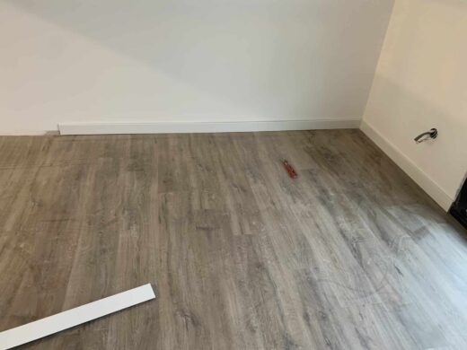 Nouvel espace accueillant avec parquet bois clair.