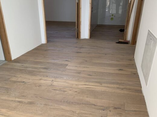 Couloir accueillant avec trois portes visibles.