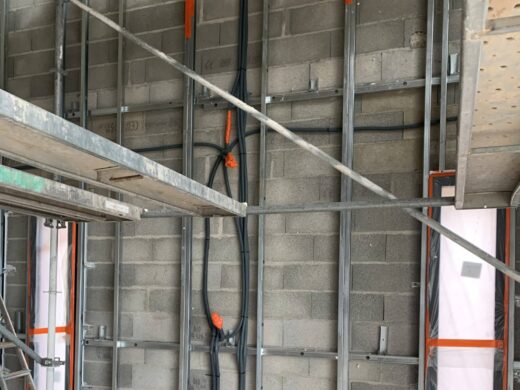 Chantier moderne, mur en briques, ambiance productive.